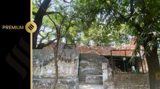 The mosque in Sher Shah Mess is located between gates 4 and 5 of the Delhi High Court.