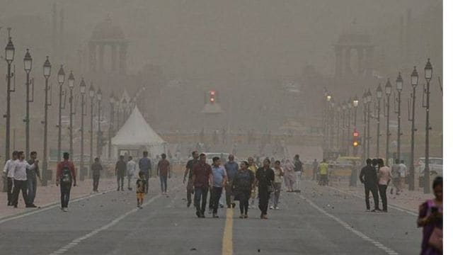 दिल्ली हवाई अड्डे पर अव्यवस्था: 450 उड़ानें विलंबित!