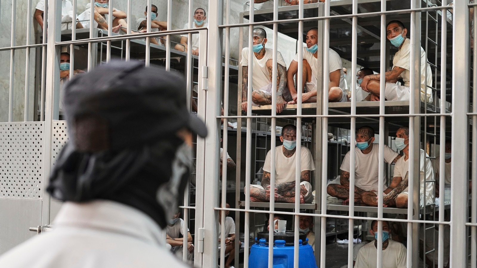 US Supreme Court temporarily blocks deportation of detained Venezuelans under Alien Enemies Act | World News