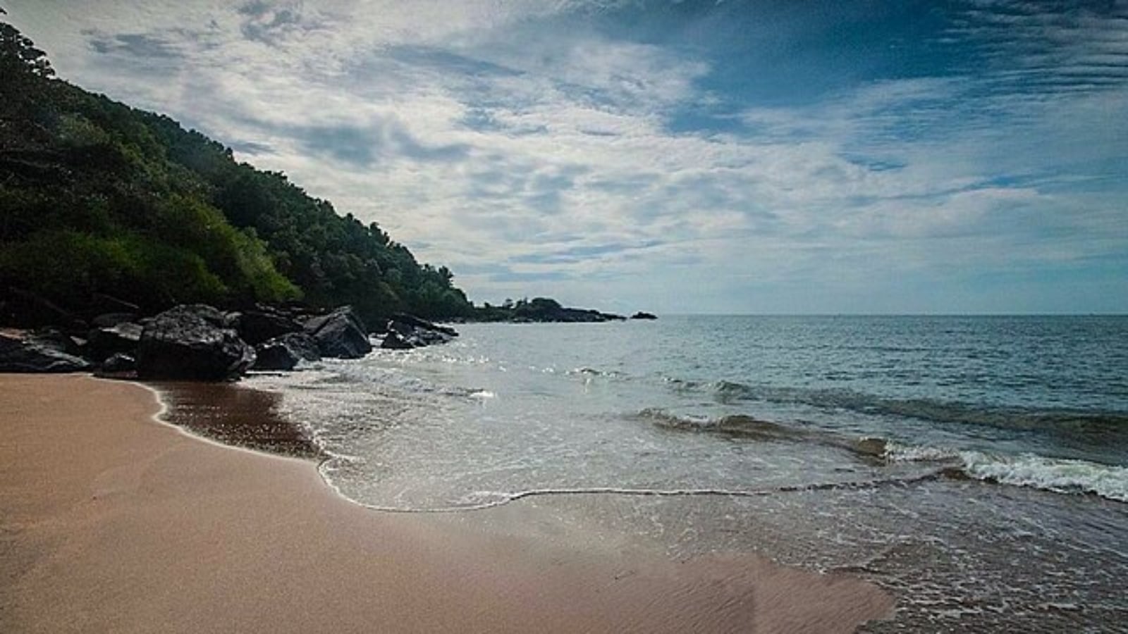 Gokarna is a charming temple town in Karnataka, popular for its stunning beaches and lesser crowd. Situsated by the Arabian Sea, Gokarna is an important center of Sanskrit learning