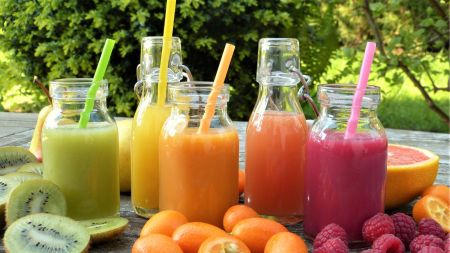 For people living with diabetes, fruit juices—despite being homemade and natural—can pose challenges. Even though they contain no added sugar or preservatives, juicing strips away the fruit’s natural fibre.