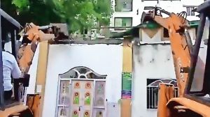 Nashik dargah demolition, Nashik Dargah Violence, Nashik Satpir Dargah Violence, Nashik Demolition Protest, Satpeer Dargah clash, Nashik demolition protest, Kathe Galli structure removal, Nashik Municipal Corporation news, illegal structure Nashik dargah, Nashik stone pelting incident