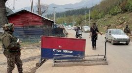 Indian police officers stop vehicles at a check point following a suspected militant attack, near Pahalgam in south Kashmir's Anantnag district, on April 22, 2025. (Reuters Photo)