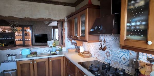 Mini Mathur and Kabir Khan's kitchen. (Photo: Farah Khan/YouTube)