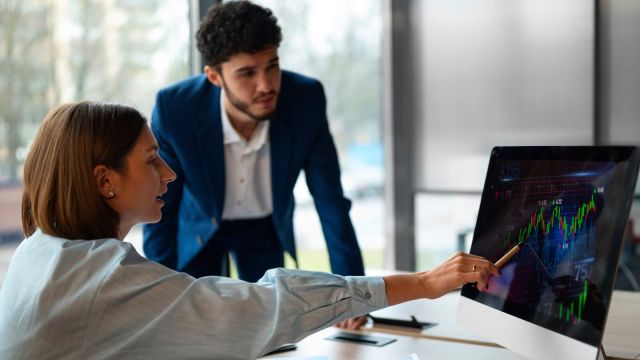 Artificial intelligence continues to reshape how enterprises operate, focusing on practical tools that enhance productivity. (Image: FreePik)