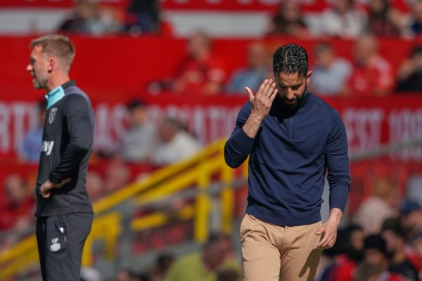 مدرب مانشستر يونايتد روبن أموريم خلال مباراة الدوري الممتاز ضد وست هام في أولد ترافورد (AP)