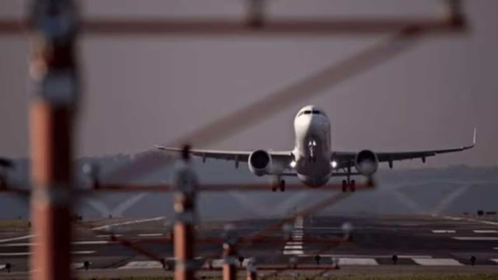 “출발 3 시간 전에 공항 도착”: 인도는 파키스탄의 국경 전압에 대한 공기 보안을 강화합니다.