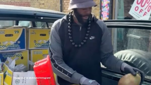 As the video begins, he hands a customer a fresh coconut, cheerfully saying, "Lelo (take this)" (Image source: @ub1ub2/Instagram)