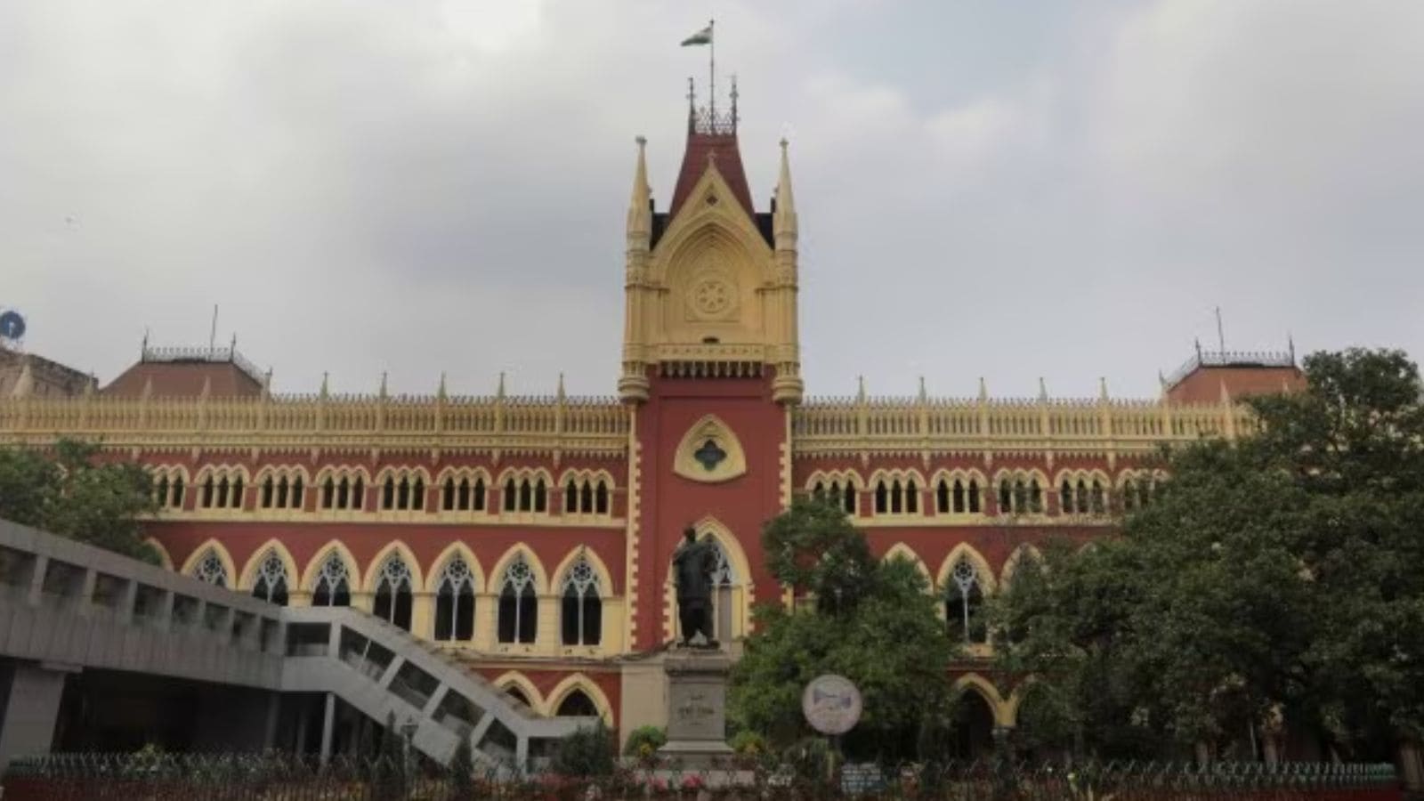 Ruckus at Howrah court: HC issues contempt rule against IPS officer Vishal Garg, 6 other policemen
