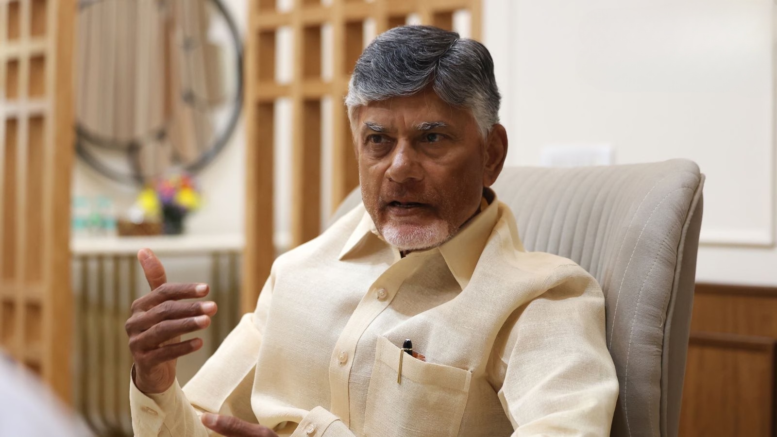 센터에서 자금을 지원하는 Chandrababu Naidu는 Andhra Pradesh를 위해 Atnaibharta를 던졌습니다.