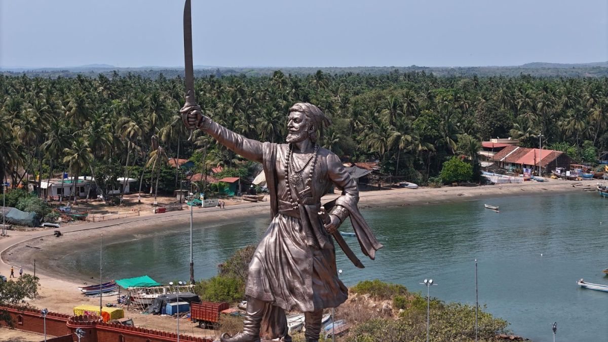 Eight months after collapse, new Shivaji statue inaugurated by CM Fadnavis | Mumbai News - The Indian Express