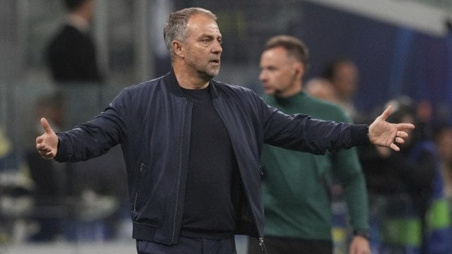 مدير برشلونة هانسي فليك خلال نصف نهائي UCL ضد إنتر ميلان. (الصورة: AP)