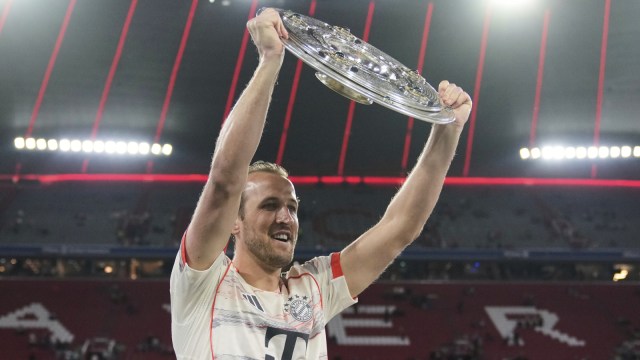 هاري كين بعد رفع أول لقب رئيسي له لبايرن ميونيخ في الدوري الألماني. (الصورة: AP)