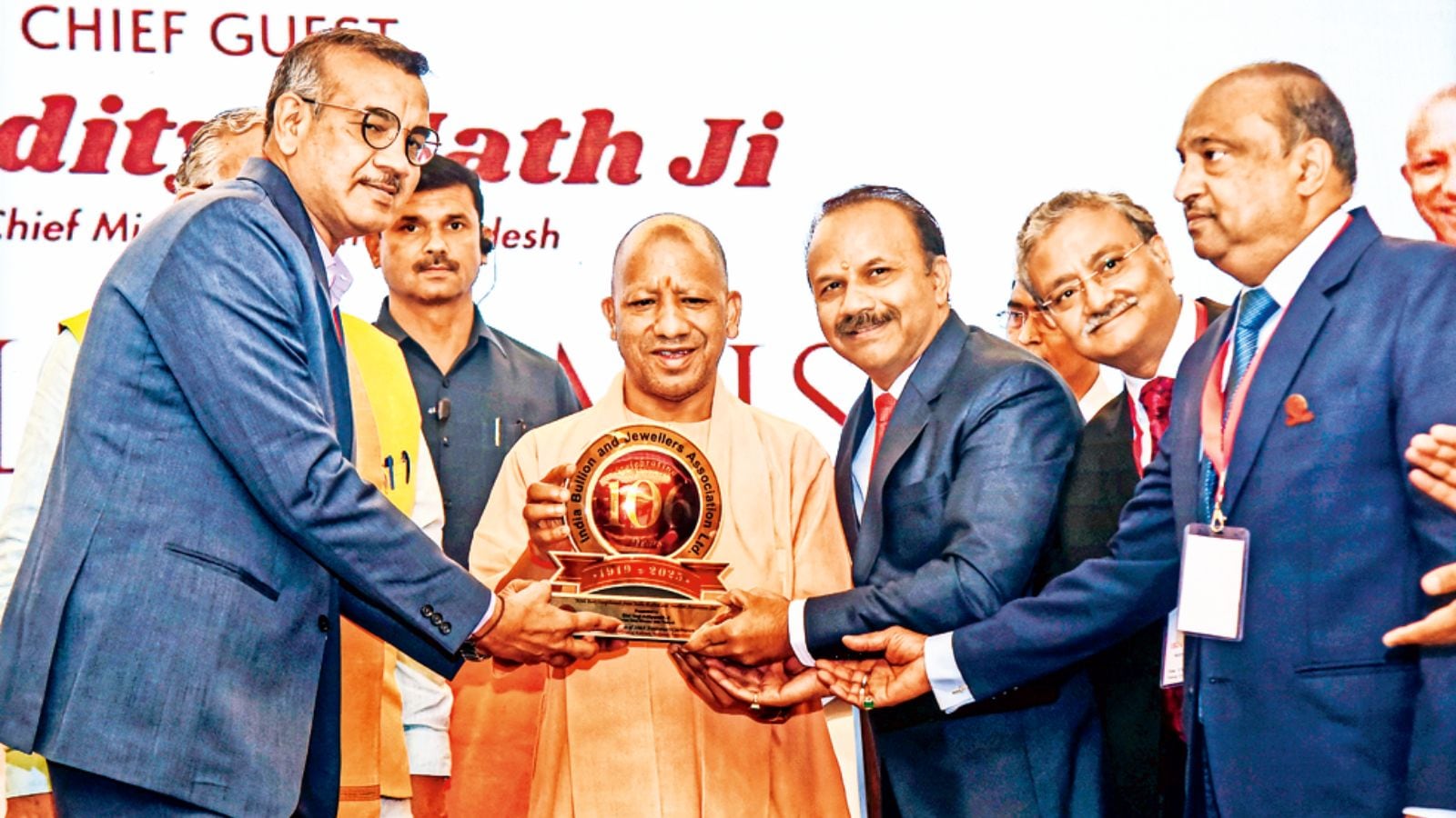 UP CM pitches for gems, jewellery park in state, seeks a roadmap