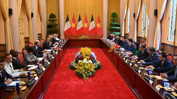 Macron Vietnam