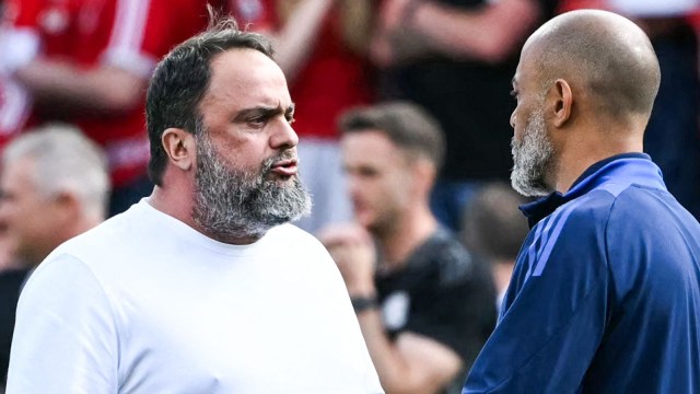 نونو إسبيريتو سانتو (ص) مع مالك فورست إيفانجيلوس ماريناكيس بعد المباراة. (الصورة: Sky Sports)