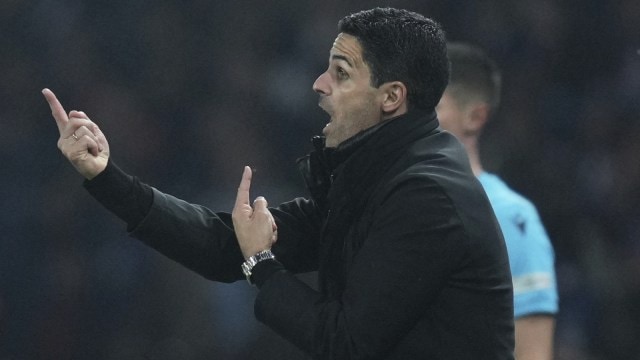 مدير Arsenal Mikel Arteta خلال مباراة الدور نصف النهائي في جامعة كاليفورنيا في الدور نصف النهائي ضد باريس سان جيرمان في باريس. (الصورة: AP)