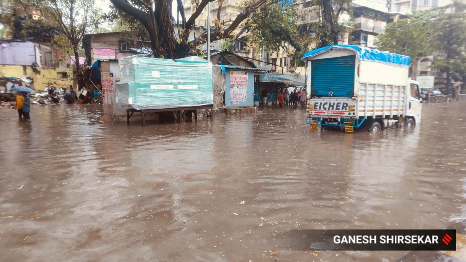 अद्याप जूनचा पहिला आठवडाही आलेला नसतानाच पावसाने सर्वत्र लवकर हजेरी लावल्याने नागरिकांची चांगलीच धावपळ उडाली आहे.  (एक्सप्रेस फोटो/शंखदीप बॅनर्जी)