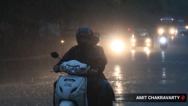 Heavy rains lash Mumbai