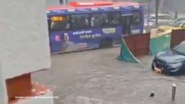 According to the records, the highest rainfall was recorded at Nariman Point with 252 mm, followed by Byculla (E ward office) at 213 mm, Colaba at 207 mm, and Do Taki station at 202 mm (Image source: @vivekagnihotri/Instagram)