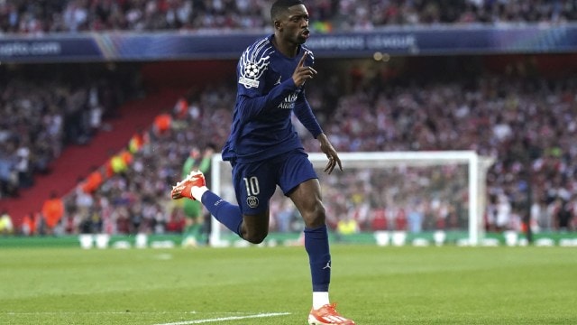 تحتفل أوسمان ديمبيلي من PSG بعد تسجيل الهدف الافتتاحي خلال مباراة الدور نصف النهائي من دوري أبطال أوروبا بين آرسنال وباريس سان جيرمان على ملعب الإمارات. (PA عبر AP)