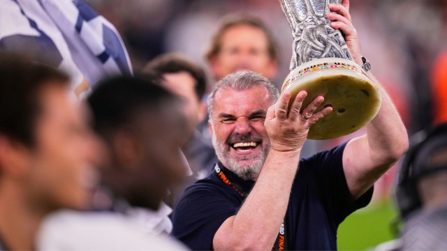 سبيرز مدير بوستكوغلو مع لقب دوري أوروبا. (AP)