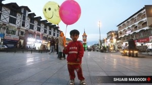 People were seen at Srinagar's Lal Chowk on Saturday evening after the announcement of the ceasefire between India and Pakistan