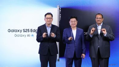 (L-R) Soon Choi, Corporate EVP, JB Park, President and CEO, and Raju Pullan, Senior VP, Samsung India, launched the Galaxy S25 Edge in India.