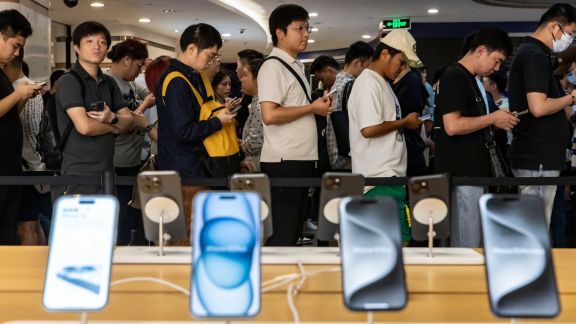 Customers line up at an Apple Store in Shanghai, China, Sept. 23, 2023. White House and congressional officials have been scrutinizing Apple’s plan to strike a deal to make Alibaba’s AI available on iPhones. (Qilai Shen/The New York Times)