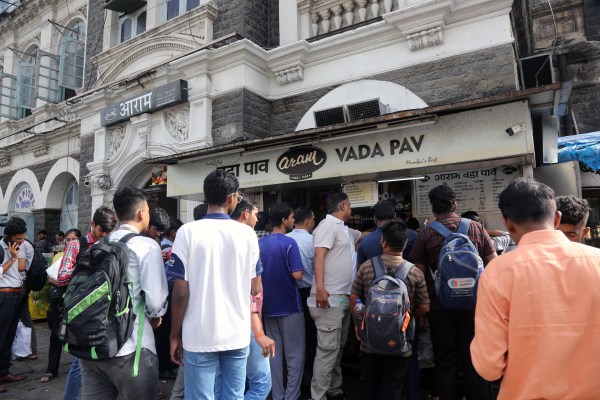 vada pav mumbaikars