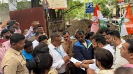 Youth Congress stages a demonstration against construction on Pune’s BMCC playground