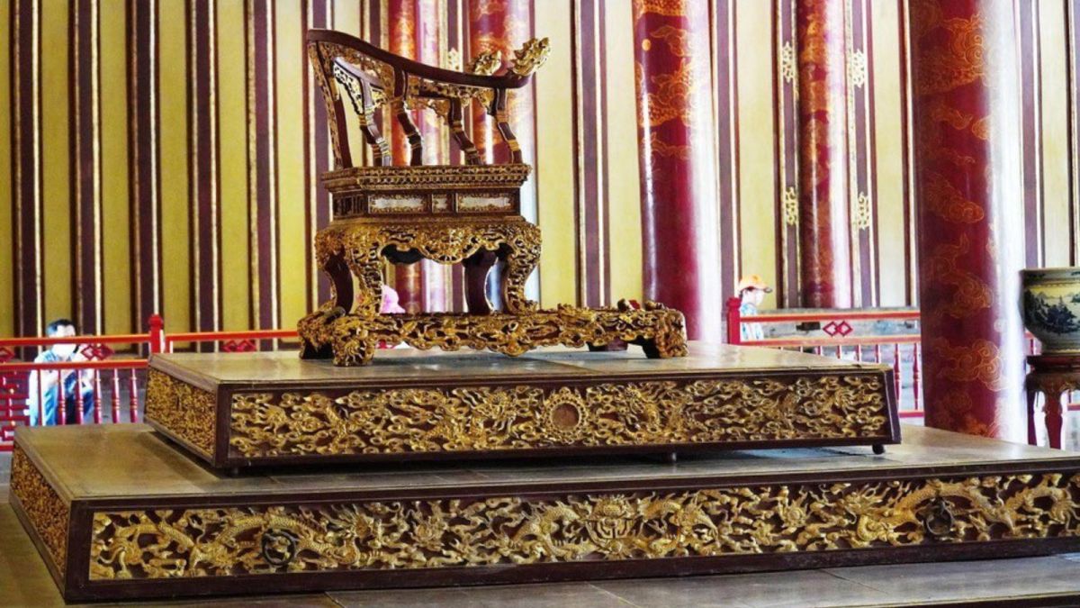 Vietnam throne broken