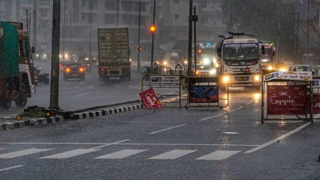 Mangaluru: Vehicles ply on road amid heavy rainfall, in Mangaluru, Karnataka, Saturday, May 24, 2025.