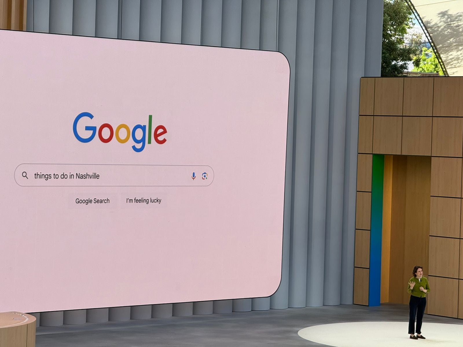 Elizabeth Reid, VP 및 Google Search Head, I/O 2025의 무대. 