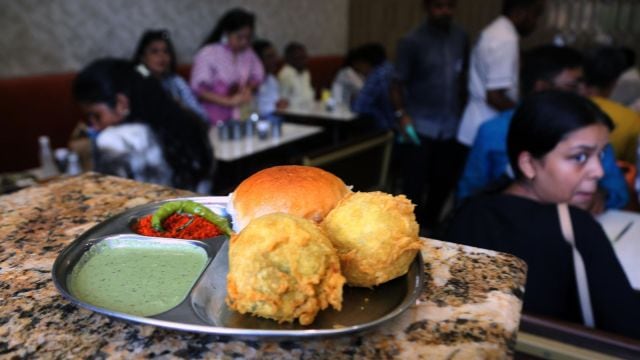 mumbai aram vada pav, Mumbaikars