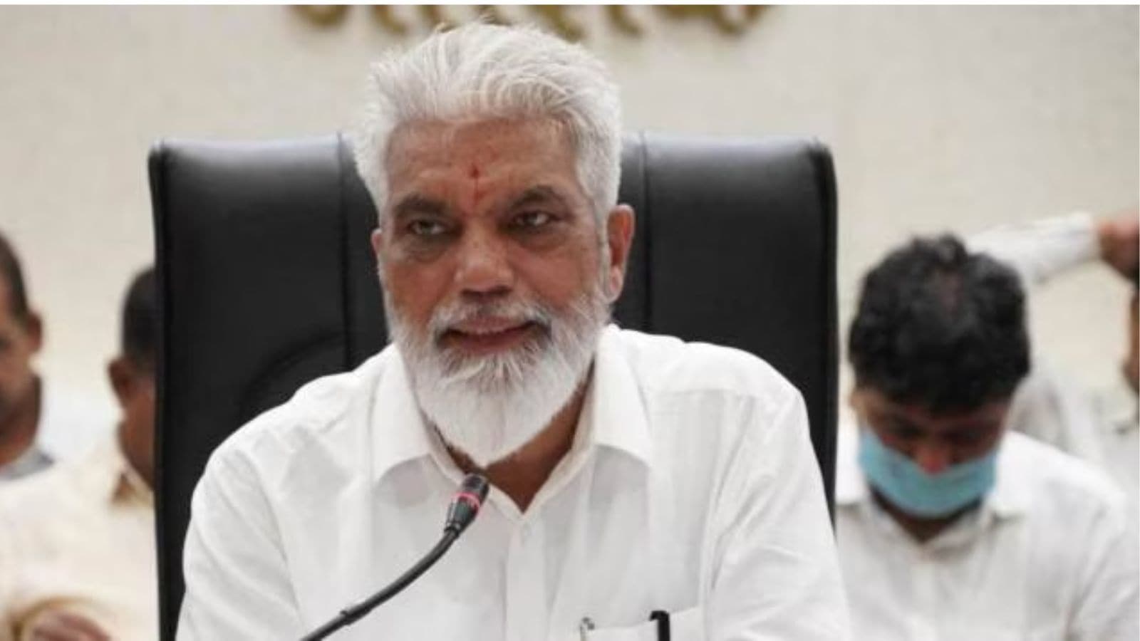महाराष्ट्र के स्कूल शिक्षा मंत्री ने फिर स्पष्ट किया कि हिंदी तीसरी भाषा का  प्रस्ताव स्थगित | पुणे समाचार - द इंडियन एक्सप्रेस