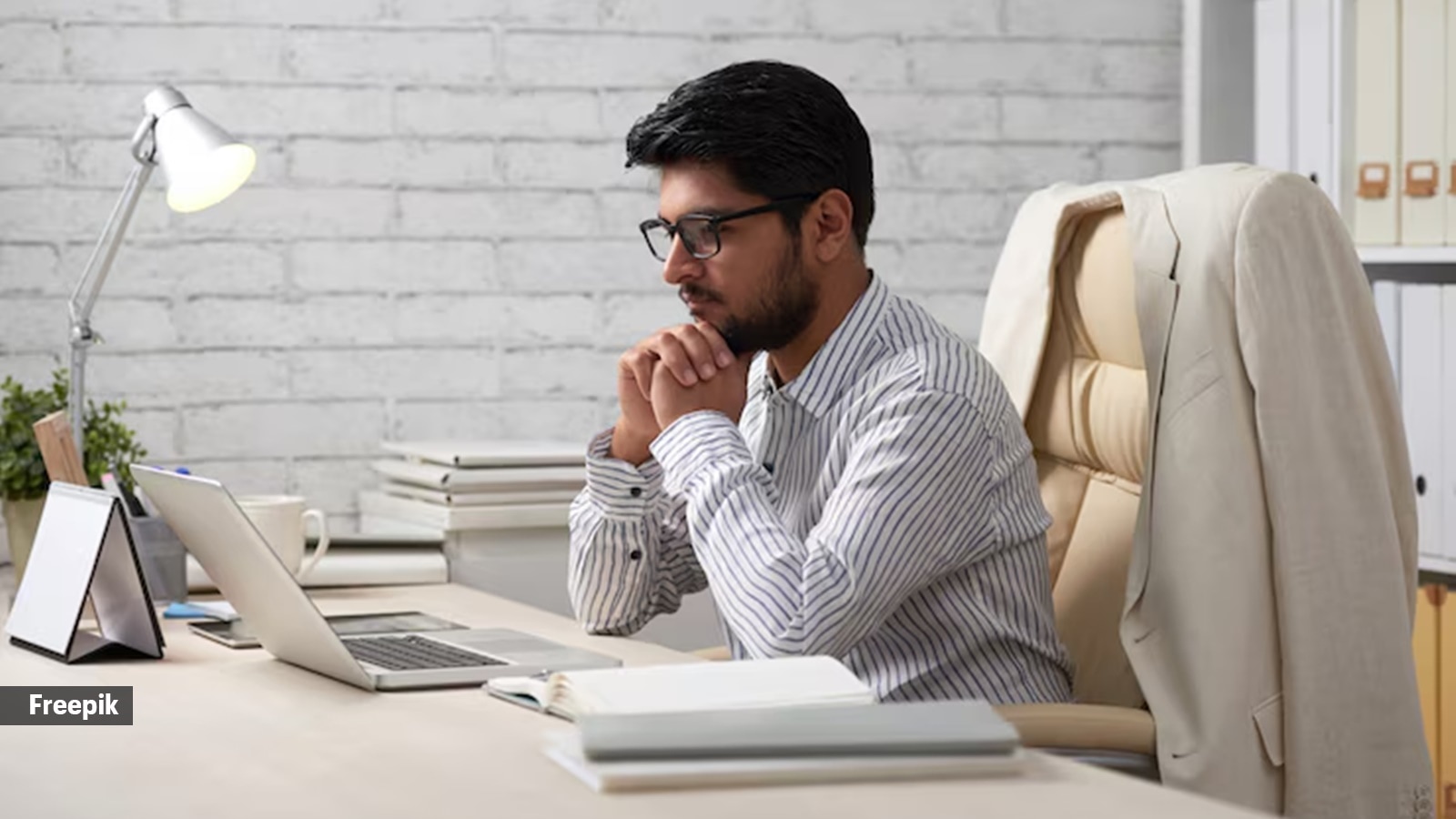 That 9-to-5 desk job could be the culprit behind your weight gain; here are 6 signs to watch out for