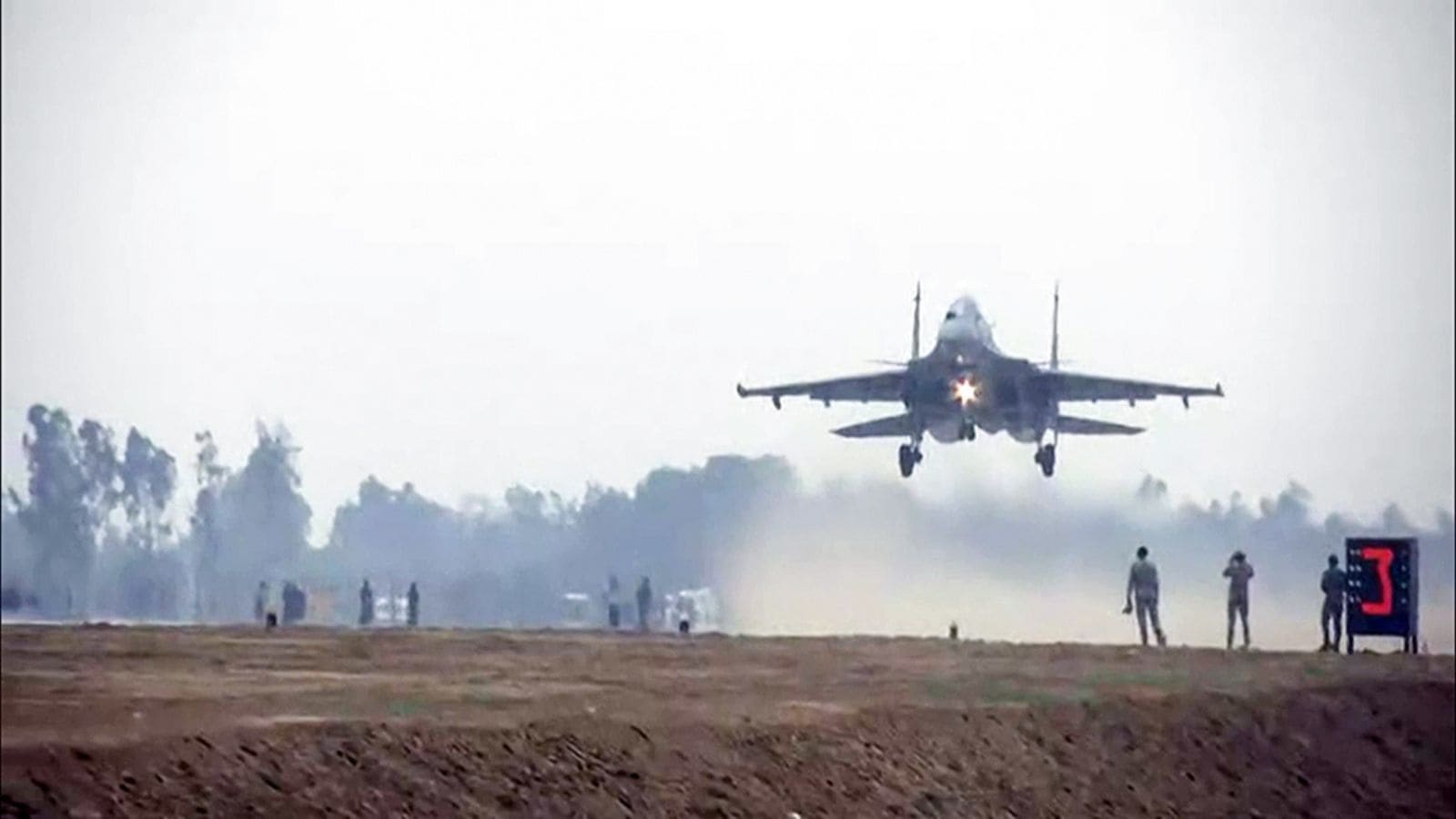 India’s first: Fighter aircraft land at night on Ganga Expressway airstrip