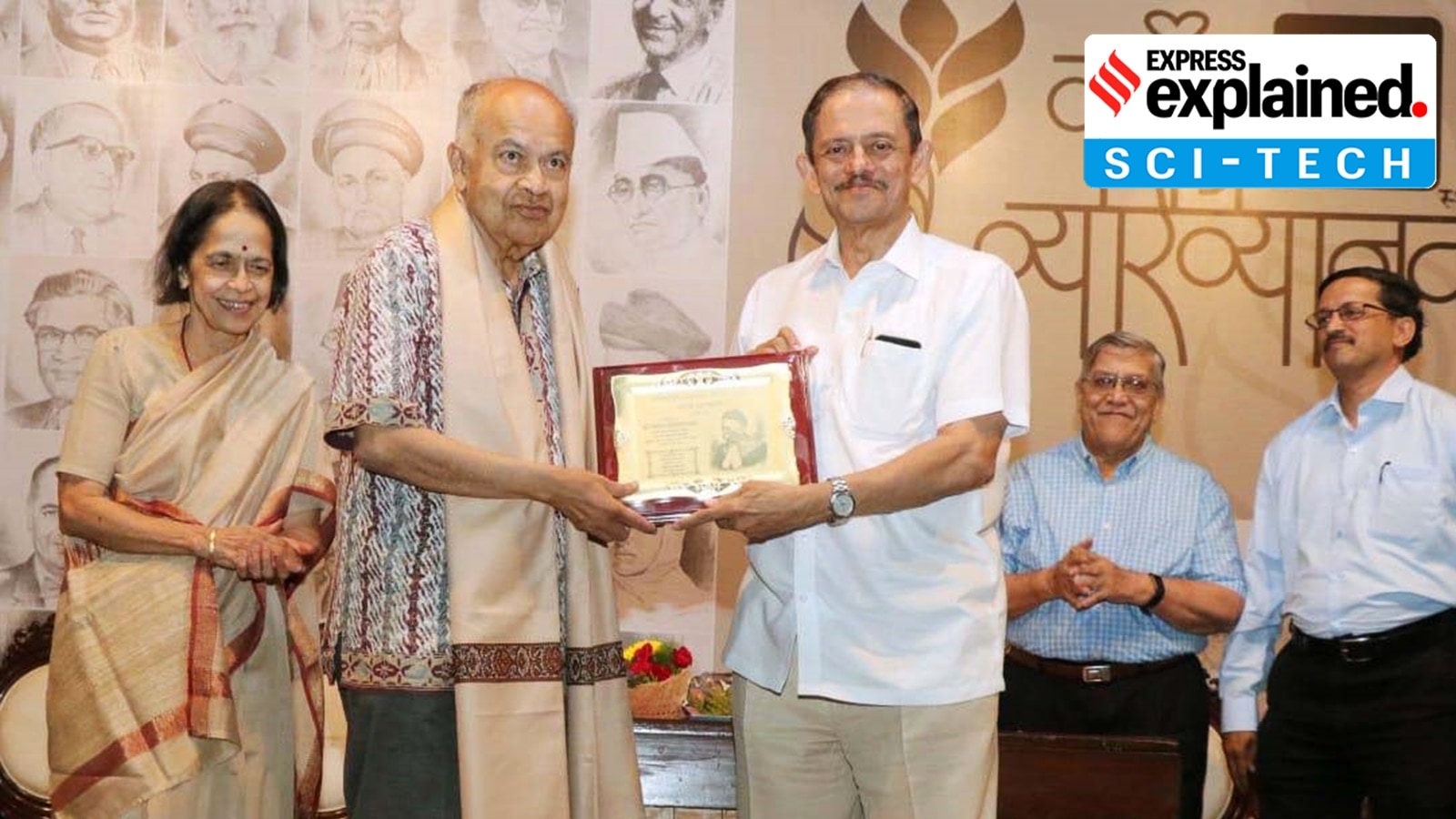 Jayant Narlikar being bestowed with the Ranade award in Pune in 2019.
