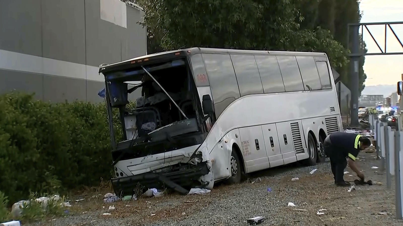 1 killed, 32 injured in collision of bus and SUV on Los Angeles area ...