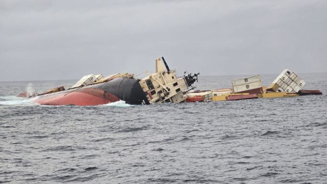 Container ship capsizes off India - environmental disaster feared ...