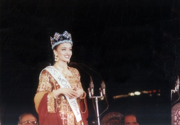 Miss World Aishwarya Rai (1994) speaking at a function.