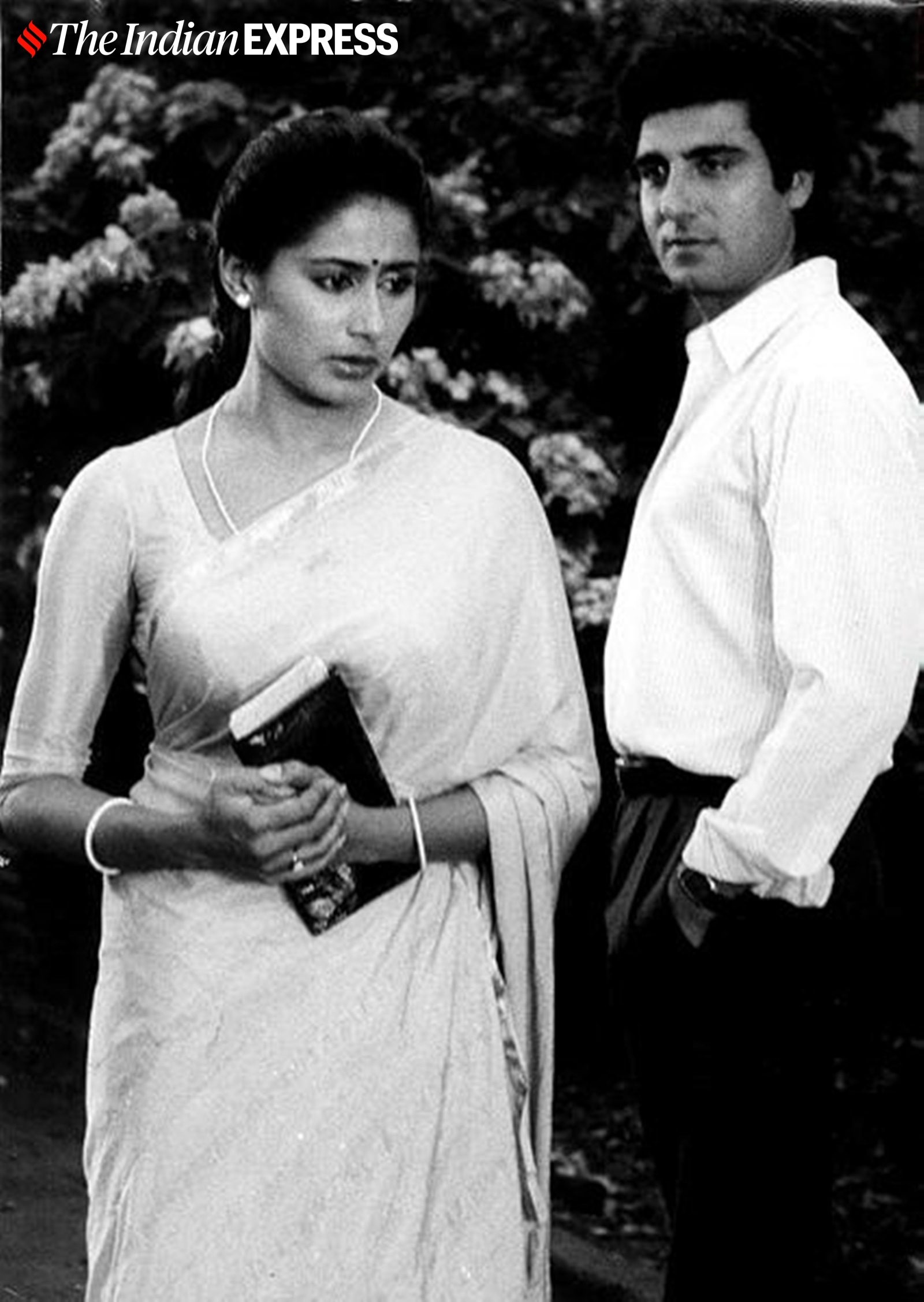 Smita Patil and Raj Babbar in film ANGAARAY