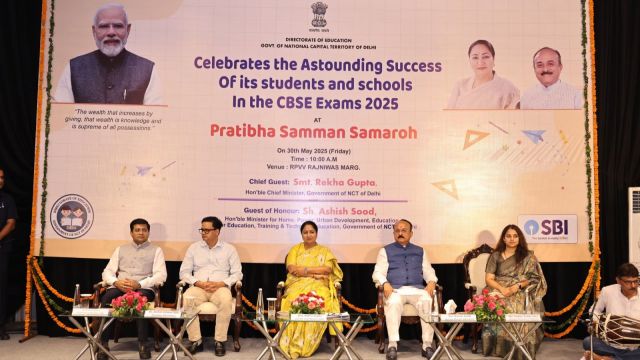 delhi schools, rekha gupta falicitates cbse students