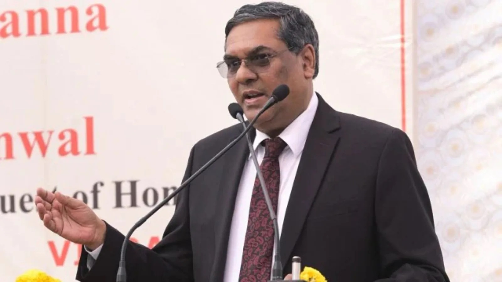 CJI Sanjiv Khanna는 철수하는 동안 사법 시스템에 대한 대중의 신뢰는 바와 벤치 멤버를 통해이기 려야한다고 말합니다.