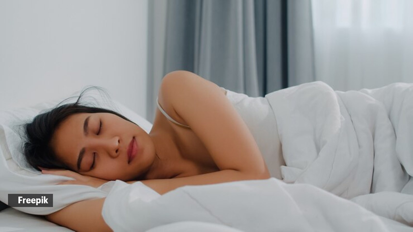 ४. झोप कमी असणे: योग्य झोप न मिळाल्यास शरीरात तणाव वाढतो आणि त्यामुळे चेहऱ्यावर सूज येते व पाणी साचते. वारंवार जागं होणं जसं झोपेचे त्रास (स्लीप अ‍ॅप्निया) असल्यास चेहरा सुजतो. दररोज ७–८ तास चांगली झोप घ्या. झोपेत अडथळा येत असल्यास डॉक्टरांचा सल्ला घ्या.(स्रोत: पेक्सेल्स)
