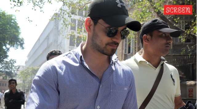 Sooraj Pancholi خارج محكمة جلسات مومباي في عام 2017 ، بعد محاكمة في قضية الموت الانتحارية جيا خان. صورة صريحة من قبل نيرمال هاريندران