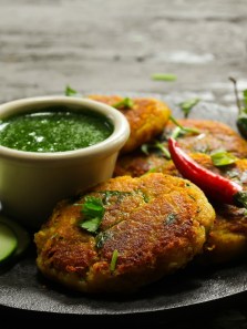 6 steps to make crispy green pea and paneer patties