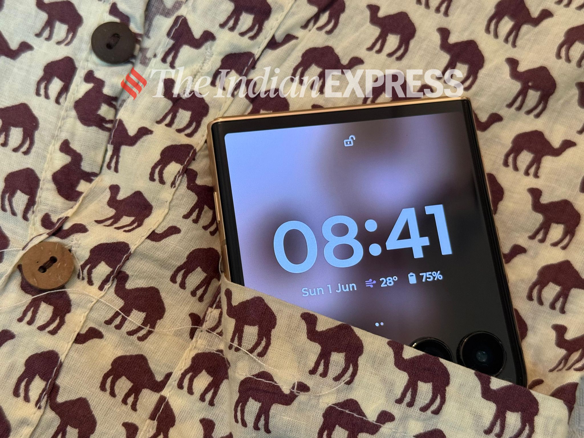 The cover screen now has the ability to add more widgets for glanceable information. 