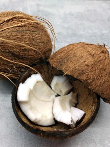 Health benefits and risks of dry coconut consumption